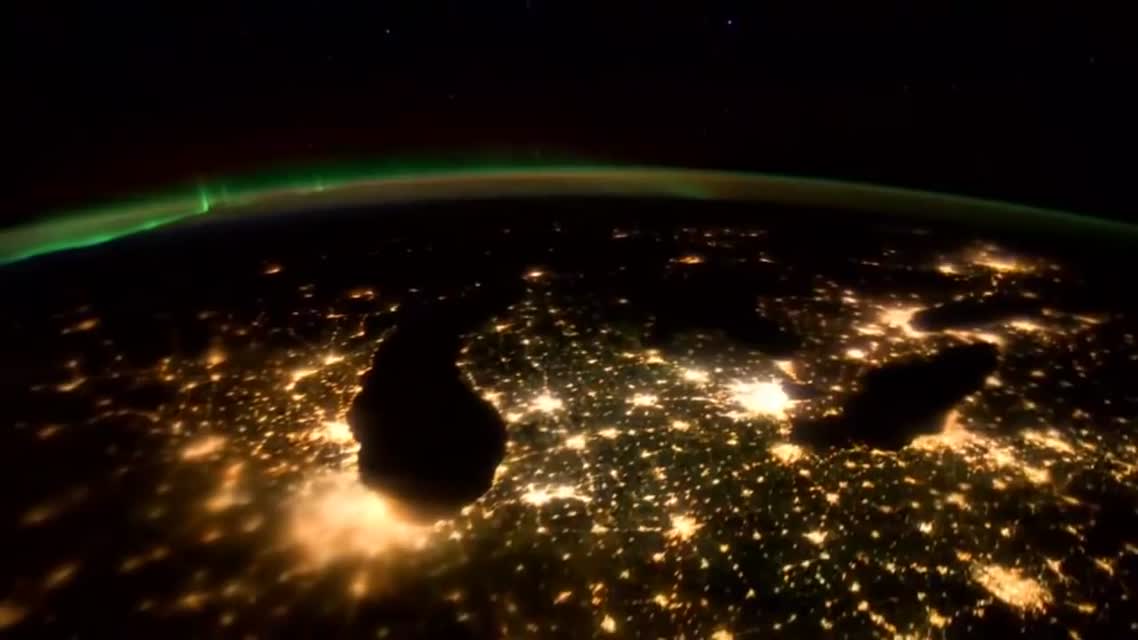 Вид ночью с космоса на планету Земля - красота