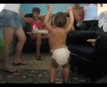 Весёленкий танец малыша