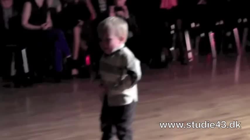 Dancesport Studio: Двухлетний малыш танцует джайв