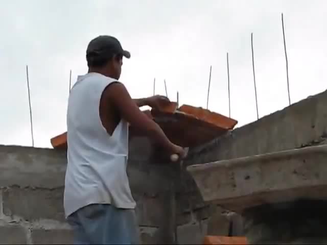 Каменщик 150 уровня строит крышу