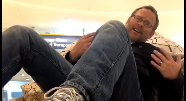 Застрявший в аэропорту мужчина за ночь снял клип на песню Селин Дион