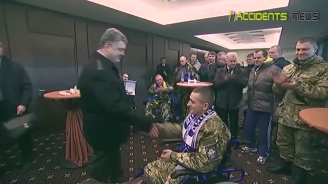 Пьяный президент Украины Пётр Порошенко подарил мяч безногому инвалиду АТО