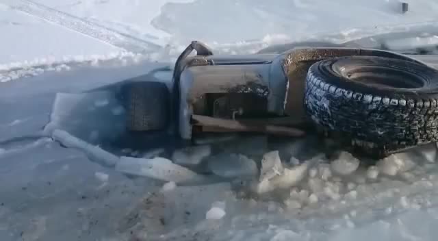 Магадан. Машина уходит под лед в бухте Гертнера