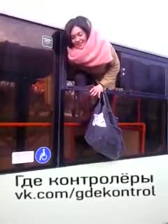 Девушка выбросилась из окна троллейбуса