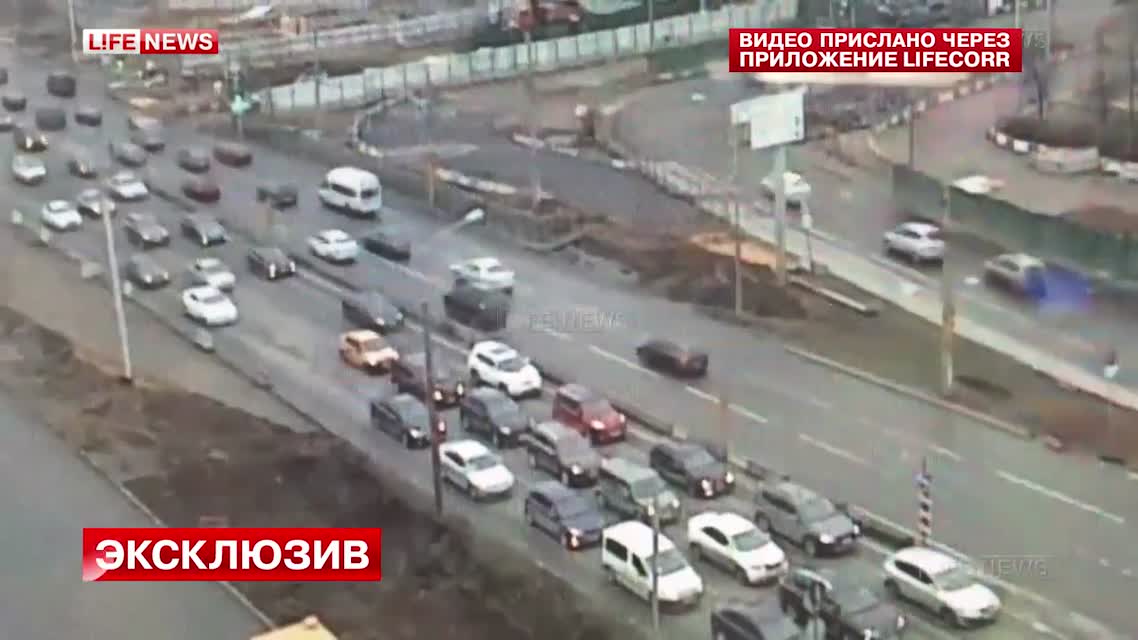 В Москве автобус протаранил шесть автомобилей и врезался в столб