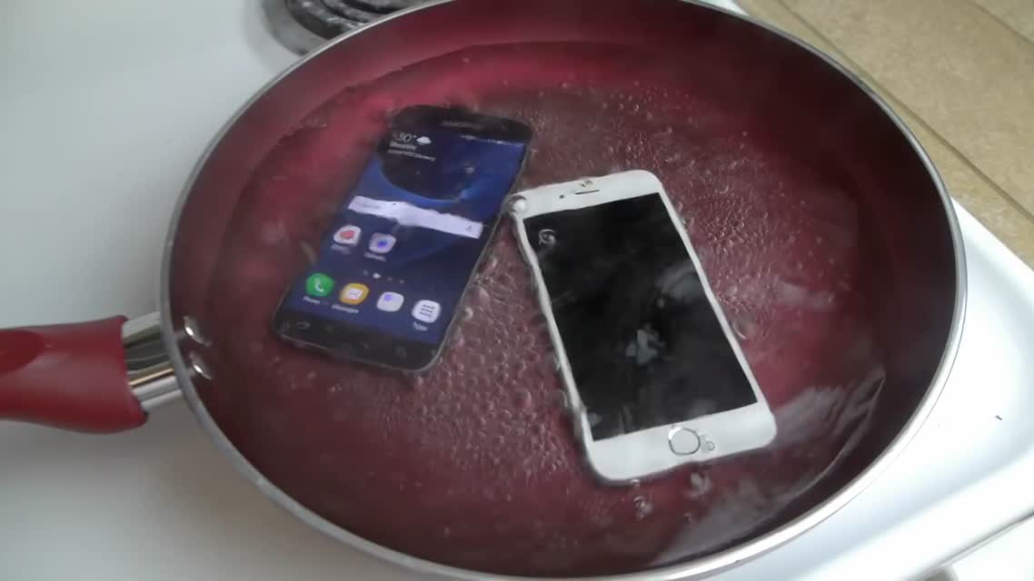 Samsung Galaxy S7 и iPhone 6S Испытание кипятком