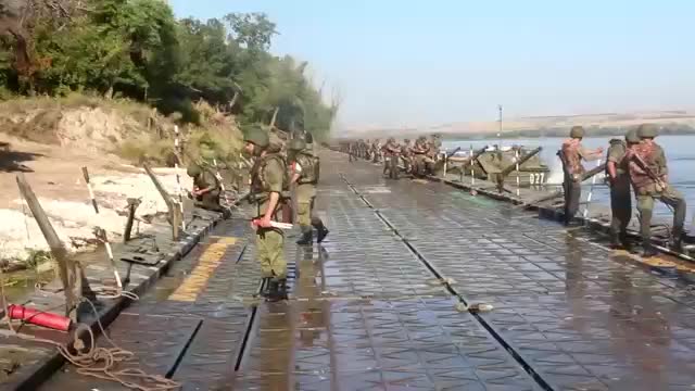 Мотострелки ЗВО отработали форсирование реки Дон в рамках второго этапа СКШУ «Кавказ-2016»