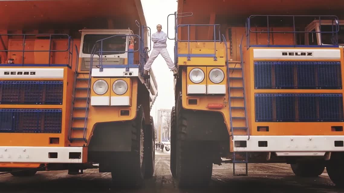 Белорус сел на шпагат между движущимися БелАЗамиThe MOST EPIC Epic Split! 160 Ton BelAZ Dump Trucks